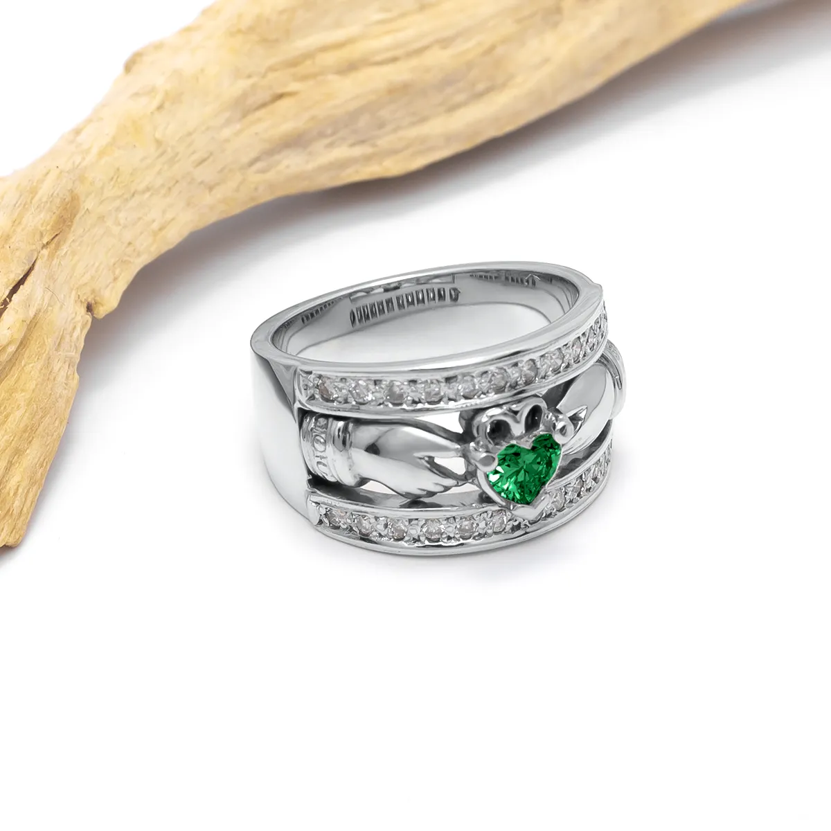 Sophisticated Heart-shaped 0.40cts Emerald And 0.26cts Diamond Claddagh Ring 